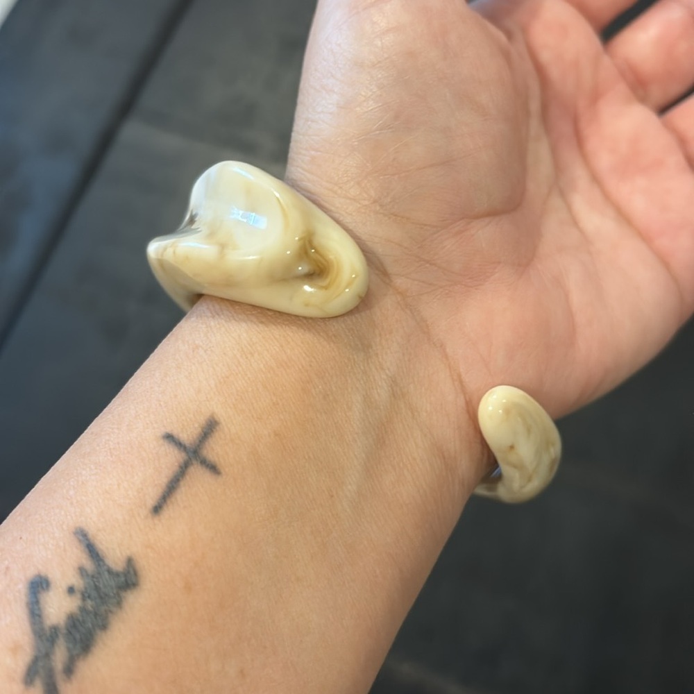 Freeform Art To Wear Cream and Tan Resin Bangle Cuff Swirl Bracelet - Picture 8 of 10